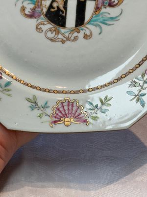 A set of five Chinese famille rose armorial plates with the arms of Simpson impaling Brydges for the English market, Qianlong, ca. 1760 — photo 4