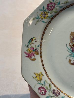 A set of five Chinese famille rose armorial plates with the arms of Simpson impaling Brydges for the English market, Qianlong, ca. 1760 — photo 5