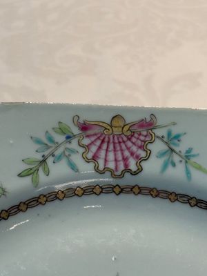 A set of five Chinese famille rose armorial plates with the arms of Simpson impaling Brydges for the English market, Qianlong, ca. 1760 — photo 6