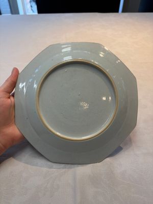 A set of five Chinese famille rose armorial plates with the arms of Simpson impaling Brydges for the English market, Qianlong, ca. 1760 — photo 7
