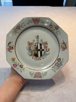A set of five Chinese famille rose armorial plates with the arms of Simpson impaling Brydges for the English market, Qianlong, ca. 1760 — photo 8