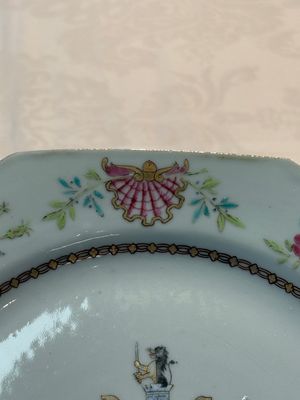 A set of five Chinese famille rose armorial plates with the arms of Simpson impaling Brydges for the English market, Qianlong, ca. 1760 — photo 10