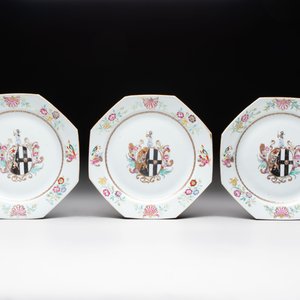 A set of five Chinese famille rose armorial plates with the arms of Simpson impaling Brydges for the English market, Qianlong, ca. 1760 — photo 2