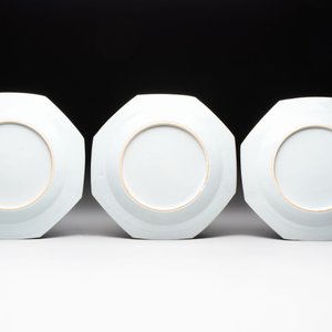 A set of five Chinese famille rose armorial plates with the arms of Simpson impaling Brydges for the English market, Qianlong, ca. 1760 — photo 3