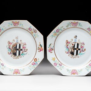 A set of five Chinese famille rose armorial plates with the arms of Simpson impaling Brydges for the English market, Qianlong, ca. 1760 — photo 4