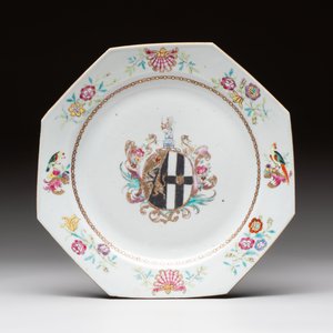 A set of five Chinese famille rose armorial plates with the arms of Simpson impaling Brydges for the English market, Qianlong, ca. 1760 — photo 6