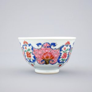 A set of five Chinese famille rose cups and saucers, Qianlong — 照片 4