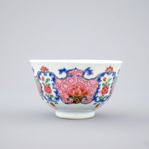 A set of five Chinese famille rose cups and saucers, Qianlong — 照片 6