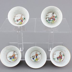 A set of five Chinese famille rose cups and six saucers, Yongzheng-Qianlong, 18th C. — foto 5