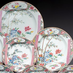 A set of five Chinese famille rose 'floral scroll painting' plates and three dishes, Qianlong — photo 4