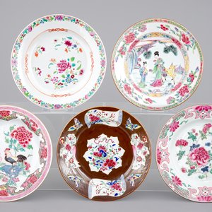 A set of five Chinese famille rose porcelain plates, Yongzheng and Qianlong, 18th C. — photo 1