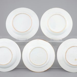 A set of five Chinese famille rose porcelain plates, Yongzheng and Qianlong, 18th C. — photo 2