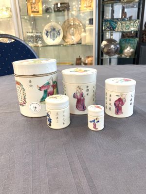 A set of five Chinese famille rose 'Wu Shuang Pu' nesting boxes and covers, 19th C. — foto 1