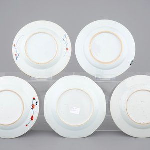 A set of five Chinese Imari porcelain plates, Kangxi and Qianlong, 18th C. — photo 2