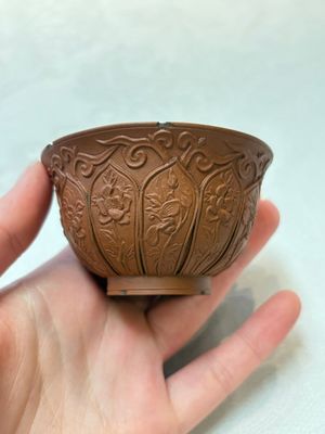 A set of five Chinese Yixing stoneware cups with floral design, Kangxi — photo 1