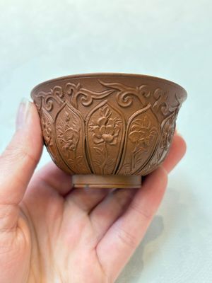 A set of five Chinese Yixing stoneware cups with floral design, Kangxi — photo 3