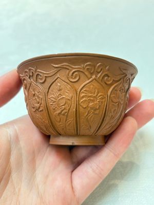 A set of five Chinese Yixing stoneware cups with floral design, Kangxi — photo 7