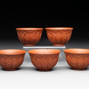 A set of five Chinese Yixing stoneware cups with floral design, Kangxi — photo 1
