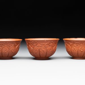 A set of five Chinese Yixing stoneware cups with floral design, Kangxi — photo 3