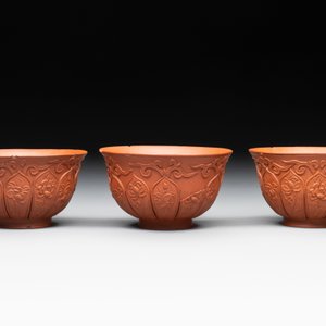 A set of five Chinese Yixing stoneware cups with floral design, Kangxi — photo 4