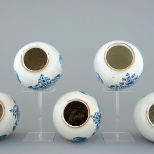 A set of five Dutch Delft tobacco jars with brass lids, 18th C. — 照片 5