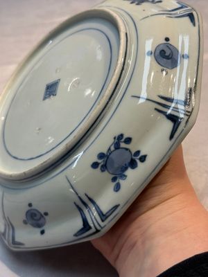 A set of five Japanese Arita blue and white octagonal tea ceremony plates with riverscape design, Edo, 18th C. — photo 12
