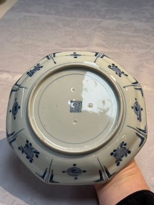 A set of five Japanese Arita blue and white octagonal tea ceremony plates with riverscape design, Edo, 18th C. — photo 16