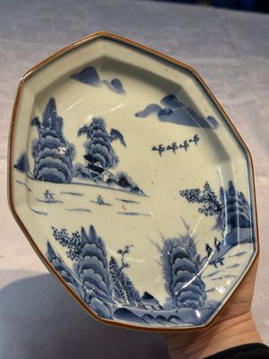 A set of five Japanese Arita blue and white octagonal tea ceremony plates with riverscape design, Edo, 18th C. — photo 3