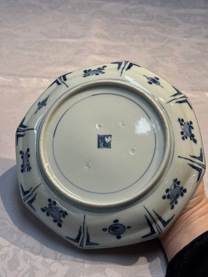 A set of five Japanese Arita blue and white octagonal tea ceremony plates with riverscape design, Edo, 18th C. — photo 4