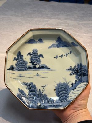 A set of five Japanese Arita blue and white octagonal tea ceremony plates with riverscape design, Edo, 18th C. — photo 7