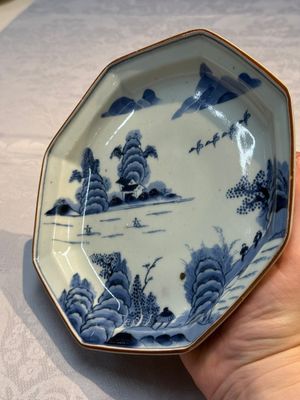 A set of five Japanese Arita blue and white octagonal tea ceremony plates with riverscape design, Edo, 18th C. — photo 8
