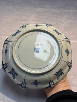 A set of five Japanese Arita blue and white octagonal tea ceremony plates with riverscape design, Edo, 18th C. — photo 10