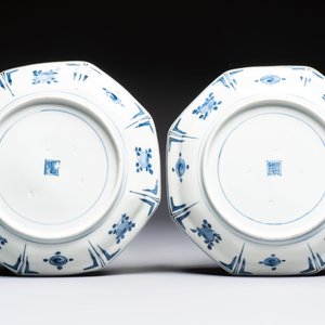A set of five Japanese Arita blue and white octagonal tea ceremony plates with riverscape design, Edo, 18th C. — photo 3