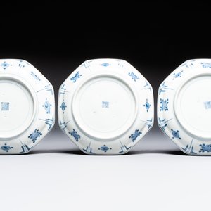 A set of five Japanese Arita blue and white octagonal tea ceremony plates with riverscape design, Edo, 18th C. — photo 5