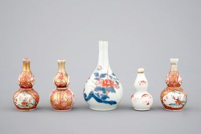 A set of five Japanese porcelain miniature doll house vases, 17/18th C.