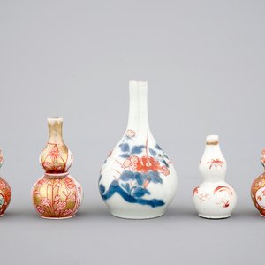 Un ensemble de 5 vases miniatures en porcelaine de Japon, 17/18ème — photo 1