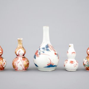 Un ensemble de 5 vases miniatures en porcelaine de Japon, 17/18ème — photo 2