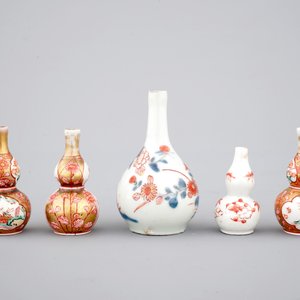 Un ensemble de 5 vases miniatures en porcelaine de Japon, 17/18ème — photo 3
