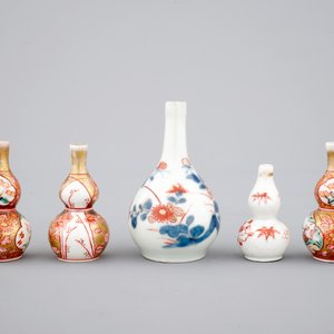 Un ensemble de 5 vases miniatures en porcelaine de Japon, 17/18ème — photo 4