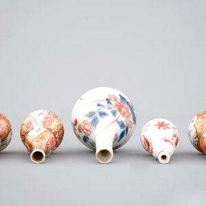Un ensemble de 5 vases miniatures en porcelaine de Japon, 17/18ème — photo 5