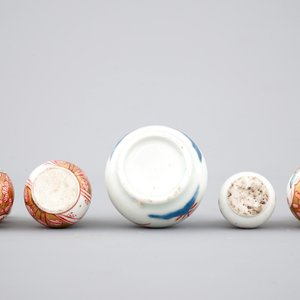 Un ensemble de 5 vases miniatures en porcelaine de Japon, 17/18ème — photo 6