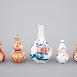 Un ensemble de 5 vases miniatures en porcelaine de Japon, 17/18ème — photo 7