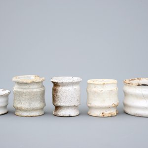 A set of five monochrome white Dutch Delft ointment jars, 17th C. — photo 4