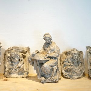 A set of five plaster casts including a lace maker, 19/20th C., Bruges — 照片 1