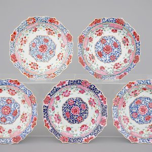 A set of five unusual Chinese famille rose porcelain plates, Yongzheng-Qianlong, 1st half 18th C. — foto 1