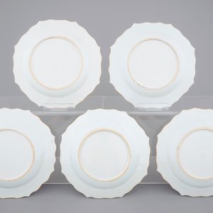 A set of five unusual Chinese famille rose porcelain plates, Yongzheng-Qianlong, 1st half 18th C. — foto 2