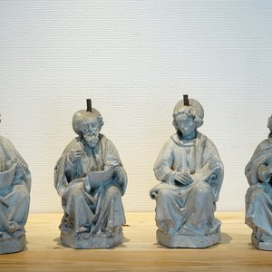 A set of four 27 cm plaster casts of seated saints reading a book, 19/20th C., Bruges — photo 1