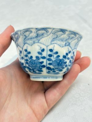 A set of four Chinese blue and white cups and saucers, flower mark, 19th C. — photo 11