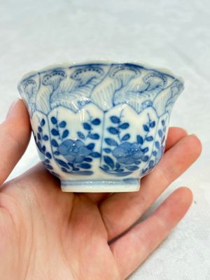 A set of four Chinese blue and white cups and saucers, flower mark, 19th C. — photo 12