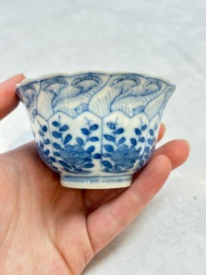 A set of four Chinese blue and white cups and saucers, flower mark, 19th C. — photo 13